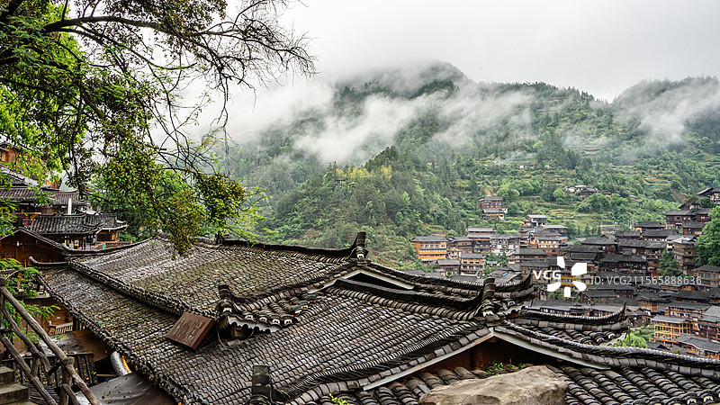 晨雾与苗寨村落图片素材
