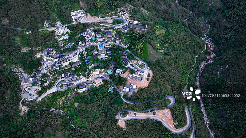 山路弯弯到我家，航拍浙江安吉井空里大峡谷的村落图片素材