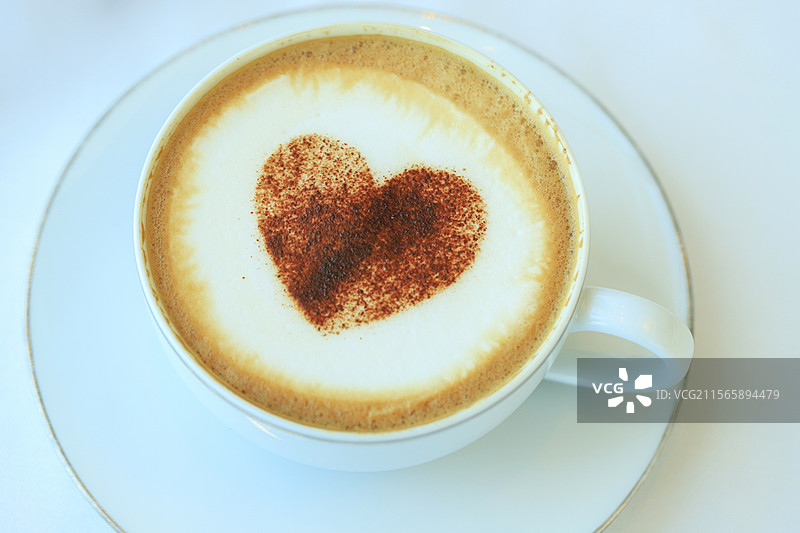 精美心形拉花的一杯咖啡图片素材