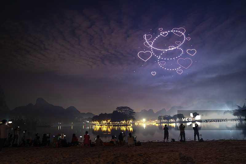 南宁花花大世界景区五一烟花秀的无人机造型表演图片素材