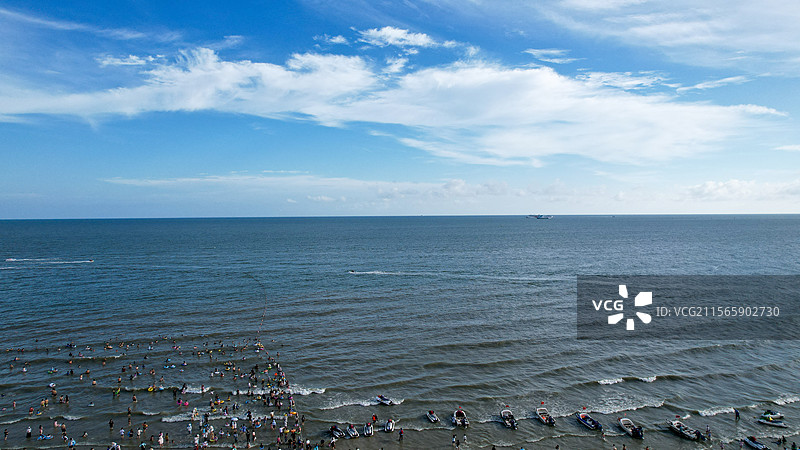 蓝天白云广西北海银滩沙滩旅游度假人流图片素材