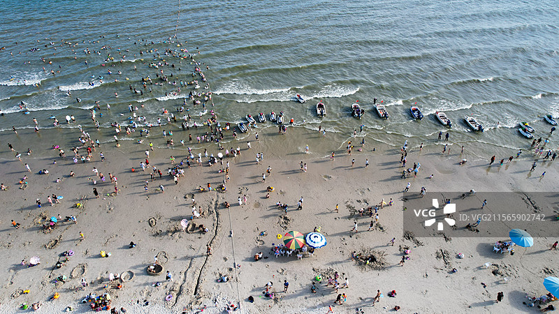 蓝天白云广西北海银滩沙滩旅游度假人流图片素材