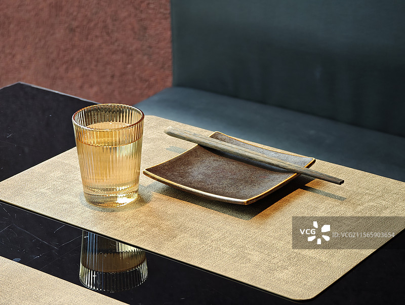 餐厅座位桌子餐盘图片素材