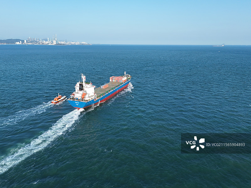 航拍货轮航行图片素材