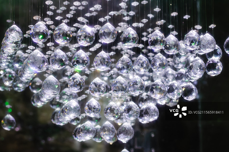 青岛葡萄酒博物馆，酒窖中的白色水晶吊坠图片素材