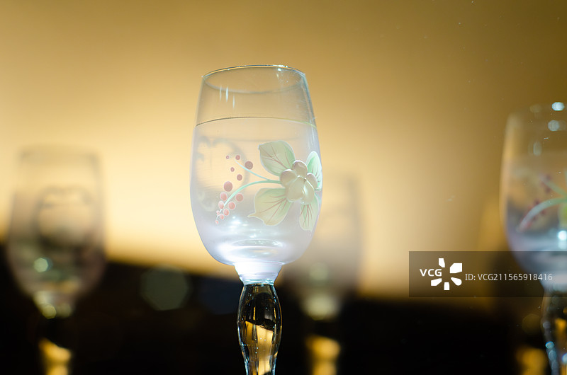 青岛葡萄酒博物馆，酒庄桌上精致的中国风高脚杯图片素材