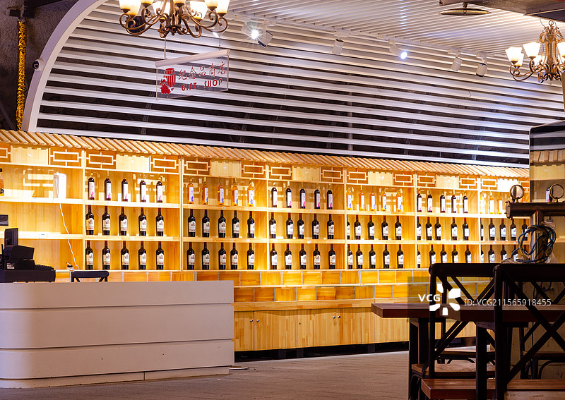青岛葡萄酒博物馆的地窖的葡萄酒陈列图片素材