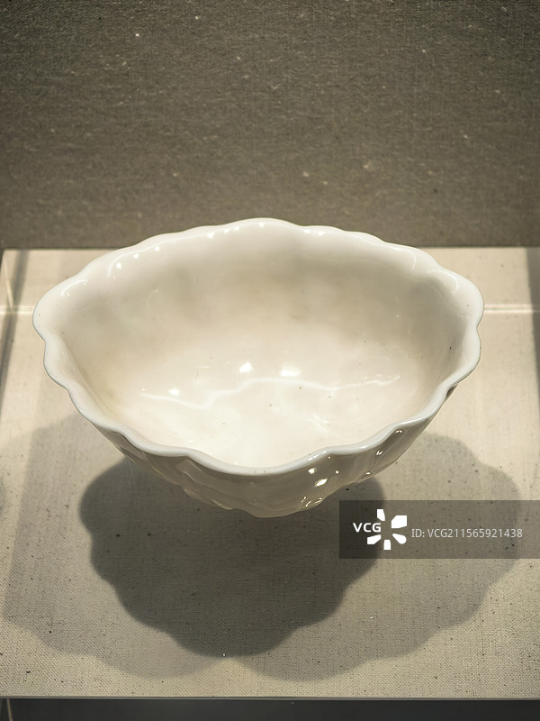 杭州博物馆 明代 德化窑白釉堆塑花叶纹瓷洗图片素材