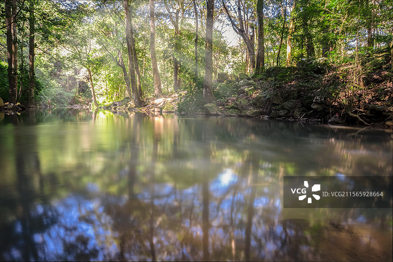 丛林河道上的丁达尔光线图片素材