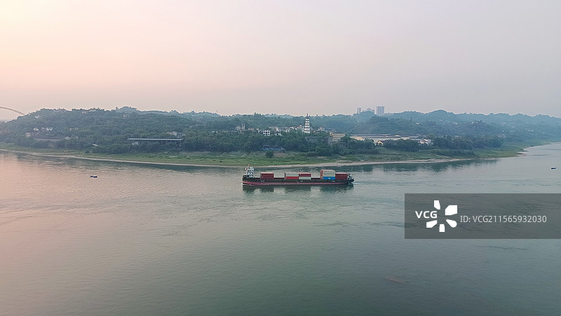 四川泸州合江县段长江上装载集装箱的轮船图片素材