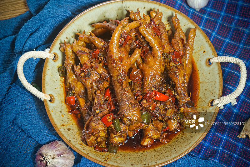 川渝中式传统麻辣火锅香辣卤煮凤爪无骨凤爪美味小吃图片素材