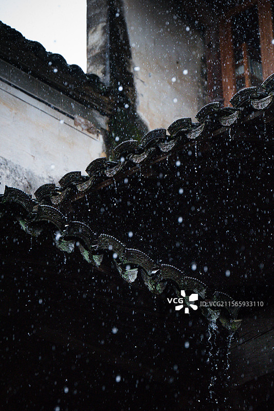 徽派建筑屋檐雨景特写-连续折线屋檐-传统建筑细节图片素材
