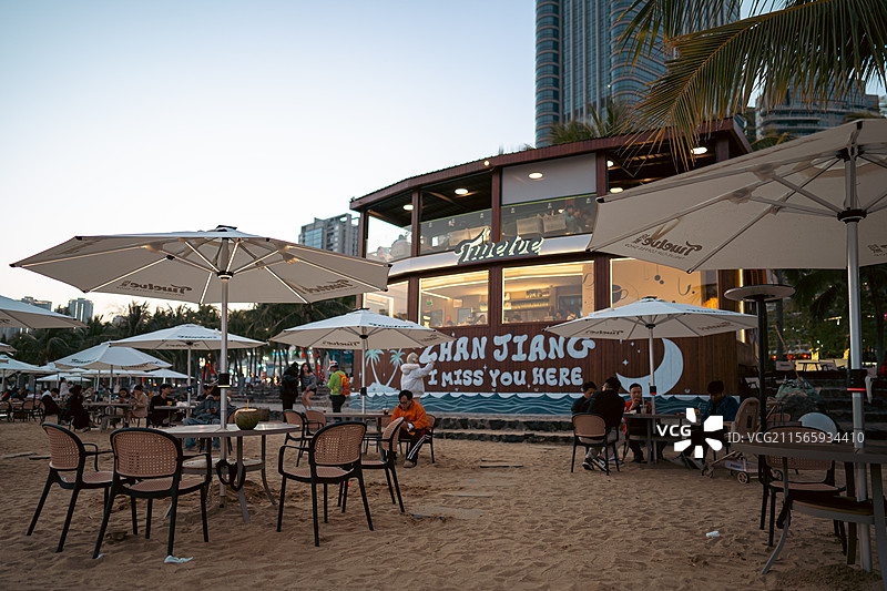 广东省湛江市金沙湾海岸线,白昼时的拾贰咖啡店图片素材