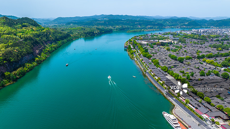 四川阆中古城嘉陵江上游快艇图片素材