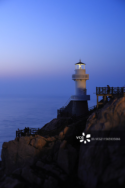 在嵊泗的六井谭景区 太阳还没升起 观看海边的灯塔图片素材