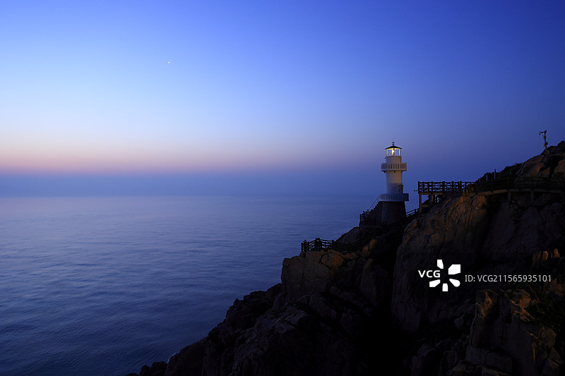在嵊泗的六井谭景区 太阳还没升起 观看海边的灯塔图片素材