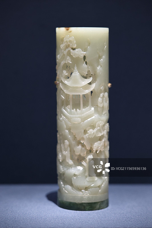 上海博物馆东馆展品--山水人物纹玉香筒（清）图片素材