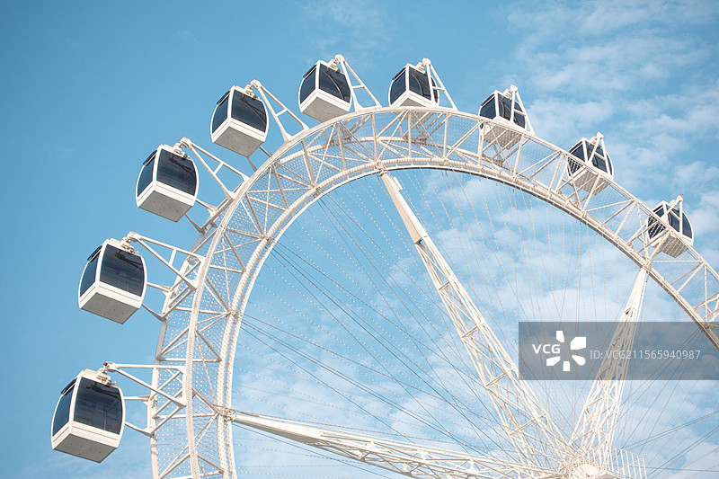 仰望蓝天下的摩天轮图片素材