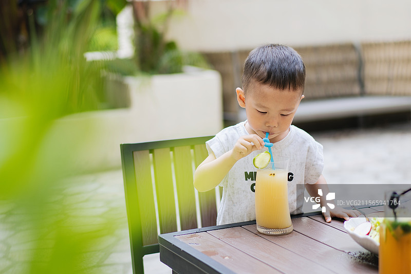 旅途中在度假区吃东西的小男孩小女孩图片素材