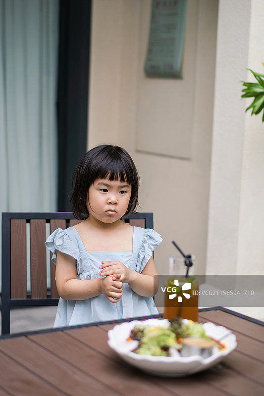 旅途中在度假区吃东西的小男孩小女孩图片素材