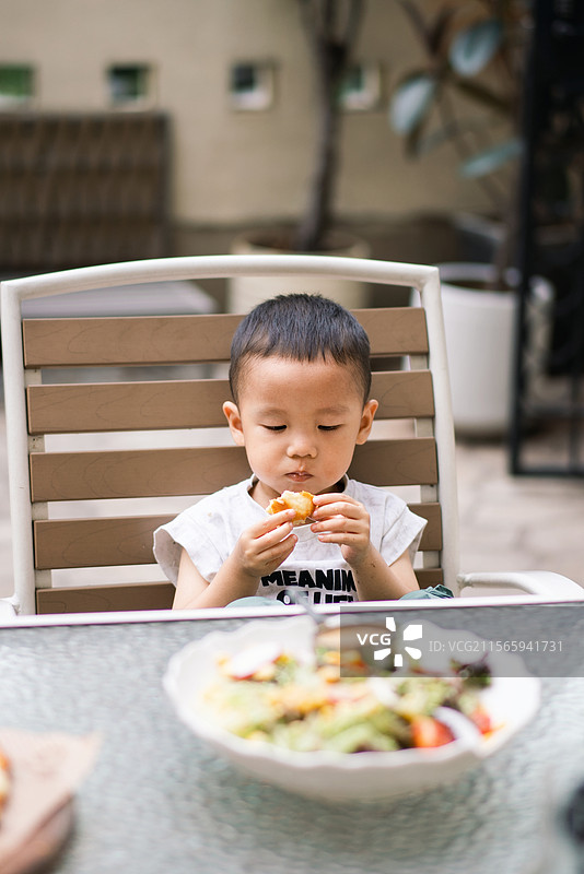 旅途中在度假区吃东西的小男孩小女孩图片素材