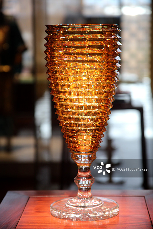 透明的具有艺术美感的奖杯图片素材