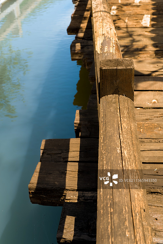 湖面木墩高角度观景图片素材