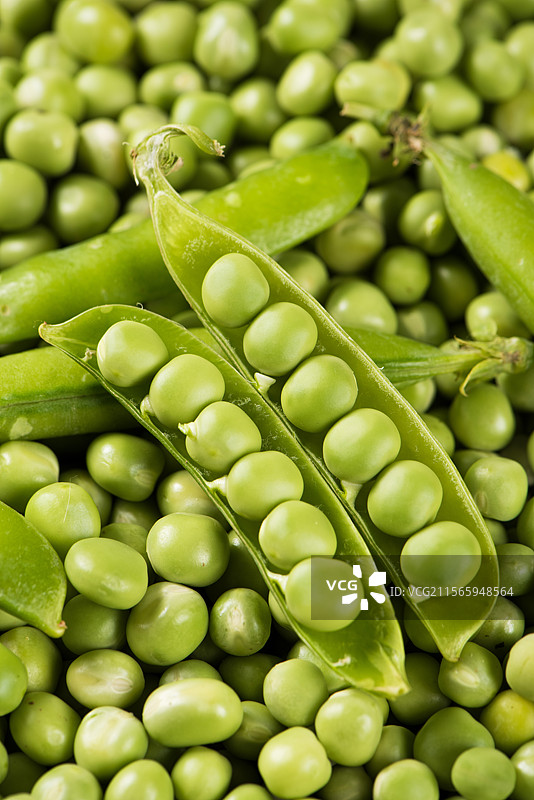 新鲜的豌豆和豌豆荚特写图片素材