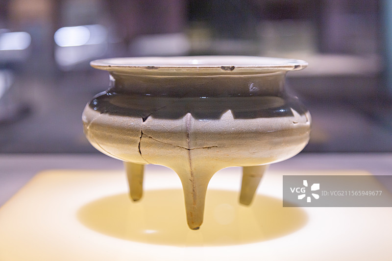 南宋-官窑灰青釉三足鬲式炉 德寿宫遗址博物馆图片素材