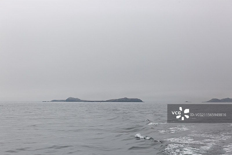 离开圣皮埃尔与密克隆群岛，渡轮在海上带起的海浪图片素材