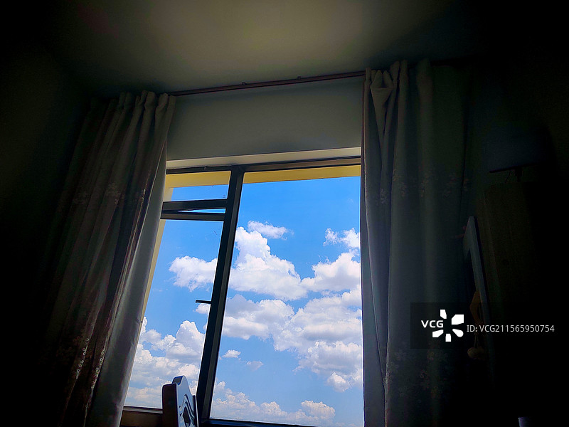 睡在床上看窗外云卷云舒的惬意图片素材