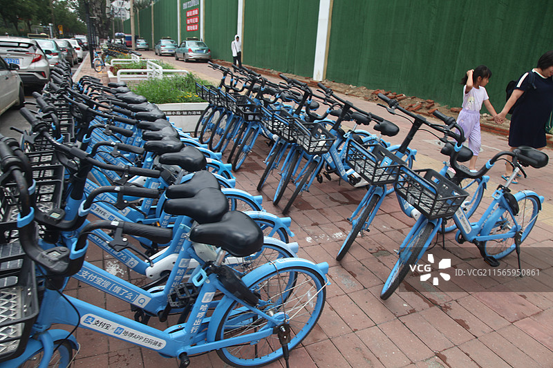 2023年12月31日，重庆江北区共享单车共享自行车整齐停放路边共享单车共享自行车城市出行工具黄车图片素材