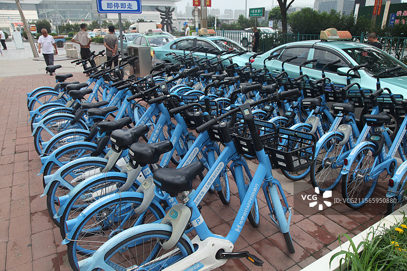 2023年12月31日，重庆江北区共享单车共享自行车整齐停放路边共享单车共享自行车城市出行工具黄车图片素材