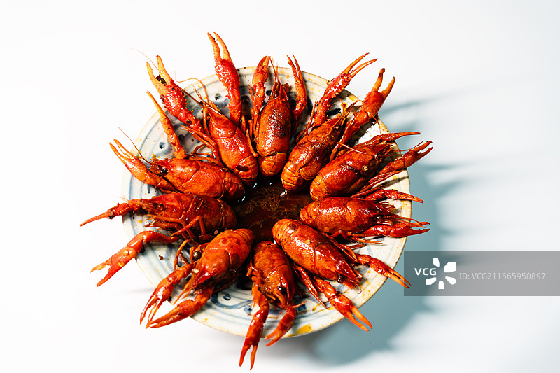 黑色背景 一盘小龙虾图片素材