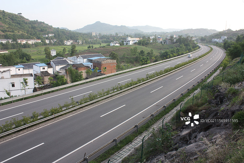 重庆和郑州市的春运出行车辆和旅客，出租车公共交通车城际公交车公共汽车春运出行人群客车农民工农村客运图片素材