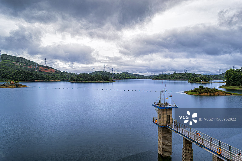 风雨中的水库警戒塔图片素材