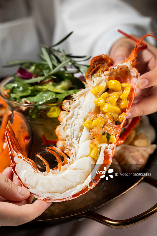 海鲜波士顿龙虾芝士焗牡蛎奶香生蚝烤生蚝虎虾海螺海鲜酱千岛酱沙拉酱海鲜盛宴波龙大龙虾图片素材