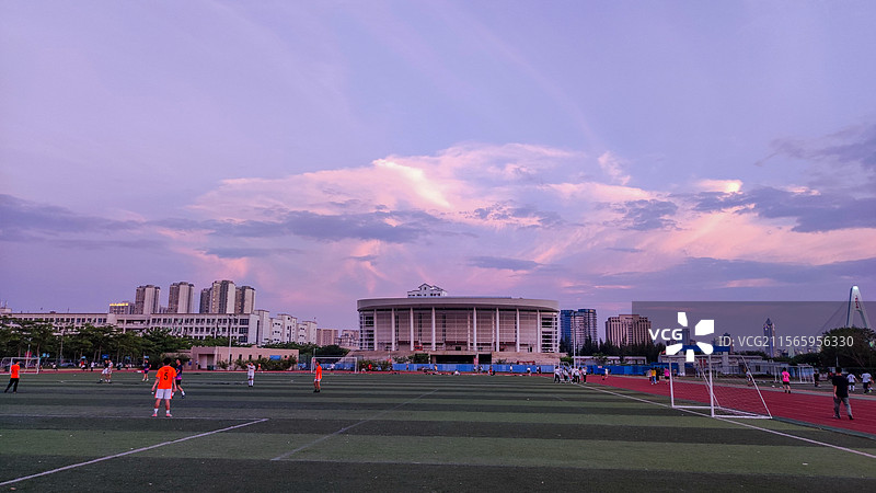 海南大学操场上的晚霞图片素材