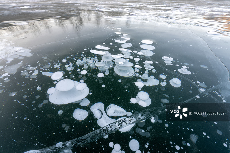 冬季湖面冰泡特写镜头图片素材