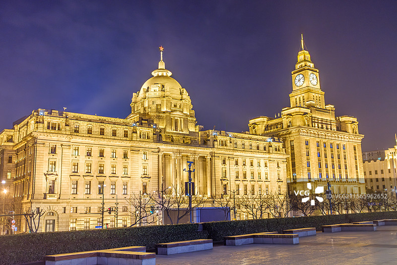 外滩建筑群的华丽灯光图片素材