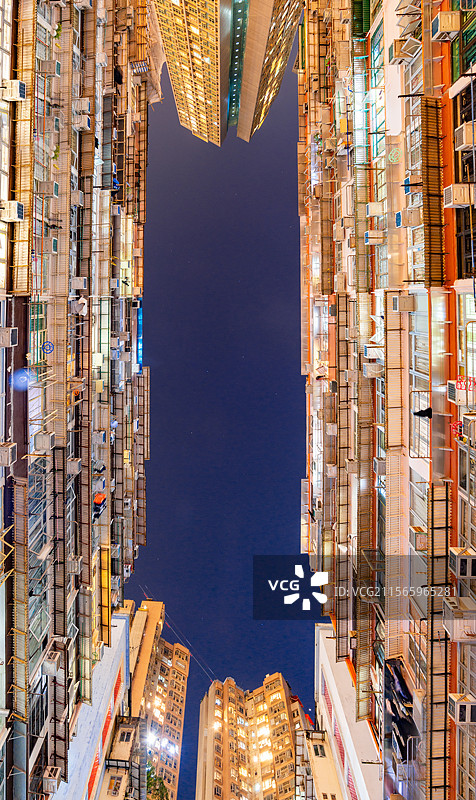 香港鲗鱼涌拥挤的屋邨夜景 怪兽大厦图片素材