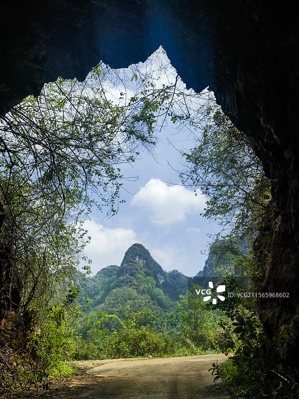 透过山洞看到的山峰图片素材
