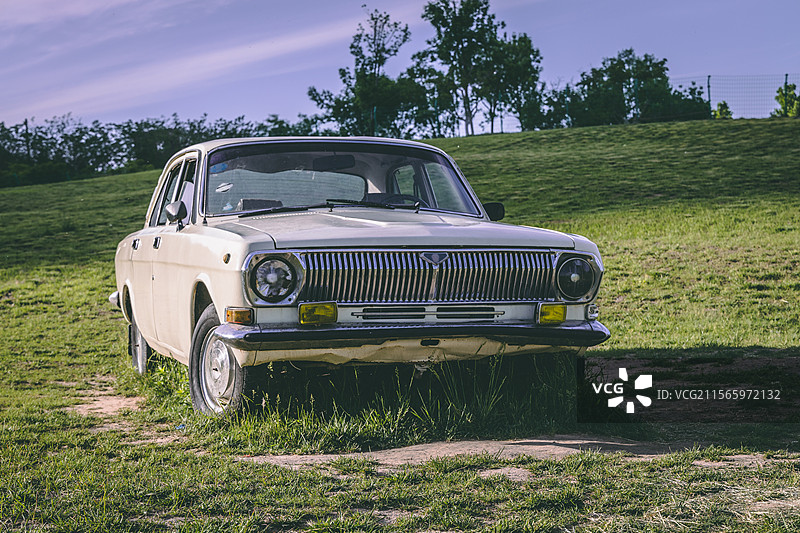 公园里的复古车图片素材