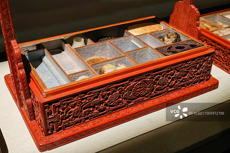 故宫博物院乐林泉中外园林文化展乾隆福寿宝胜百什件多宝格箱图片素材