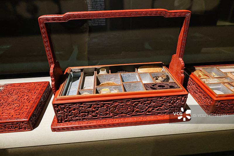 故宫博物院乐林泉中外园林文化展乾隆福寿宝胜百什件多宝格箱图片素材