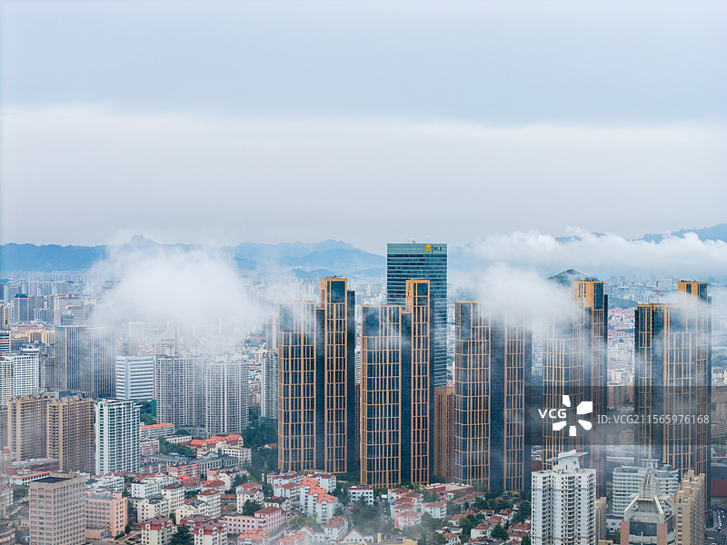 青岛浮山湾商务区的平流雾图片素材