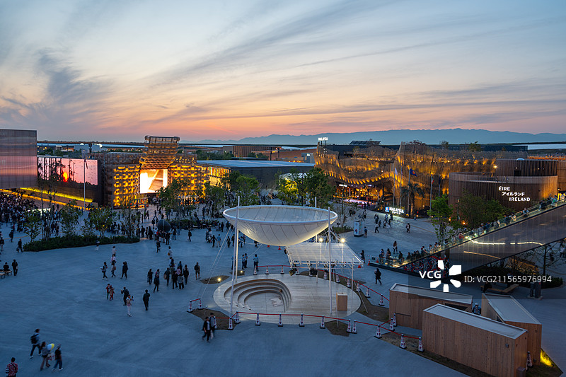 2025日本大阪世博会夜景，全景，灯光秀，高视角，夕阳图片素材
