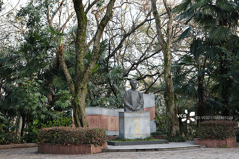 武汉大学校园建筑和风光李四光闻一多等塑像图片素材