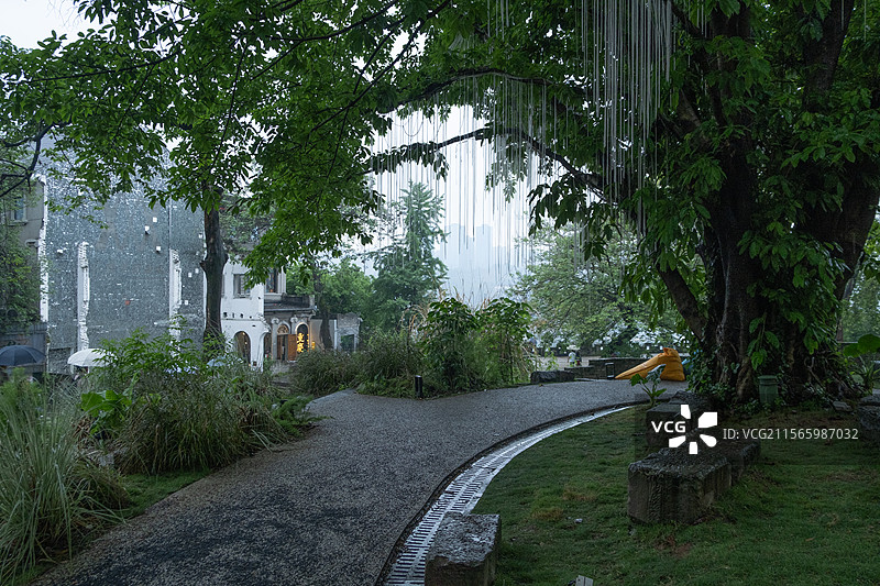 烟雨山城重庆，阴雨下的山城步道历史街区图片素材