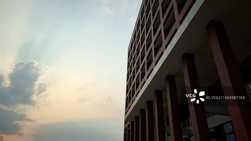 晴空下的低角度建筑视图图片素材